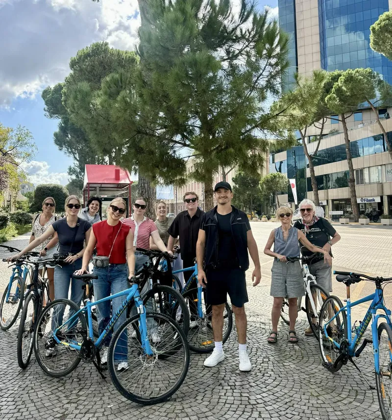 Le guide di BikeTirana pedalano insieme per la città