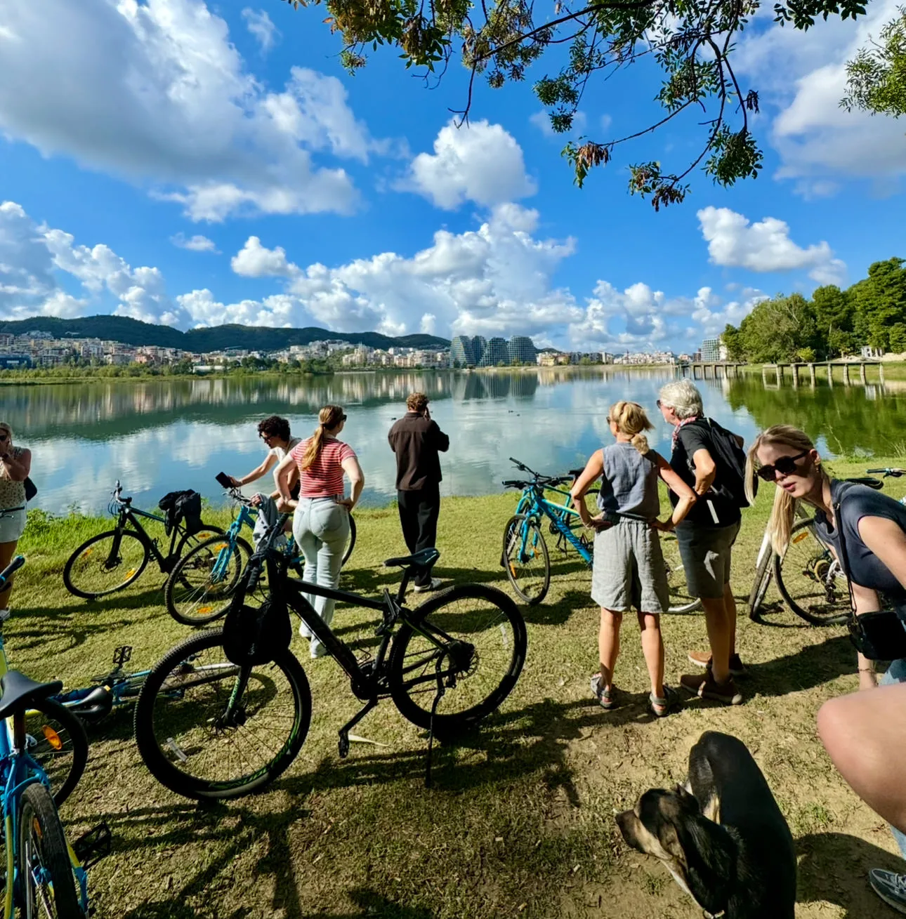 BikeTirana gids en reizigers tijdens een fietstour in Tirana
