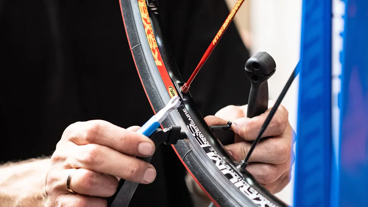 How to fix a bike tire: Hapat për riparimin e gomës